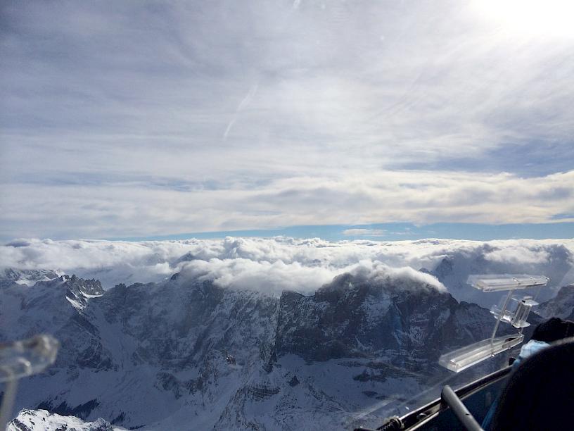 Östlich des Urnensees, Blick nach Süden. Wolken stürzen über den Klariden